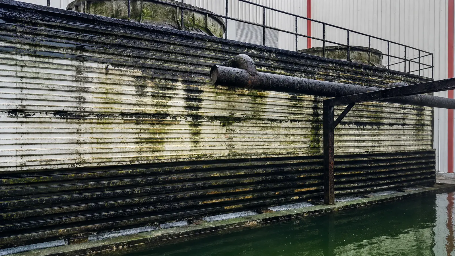Open cooling-tower circuit with recirculating basin